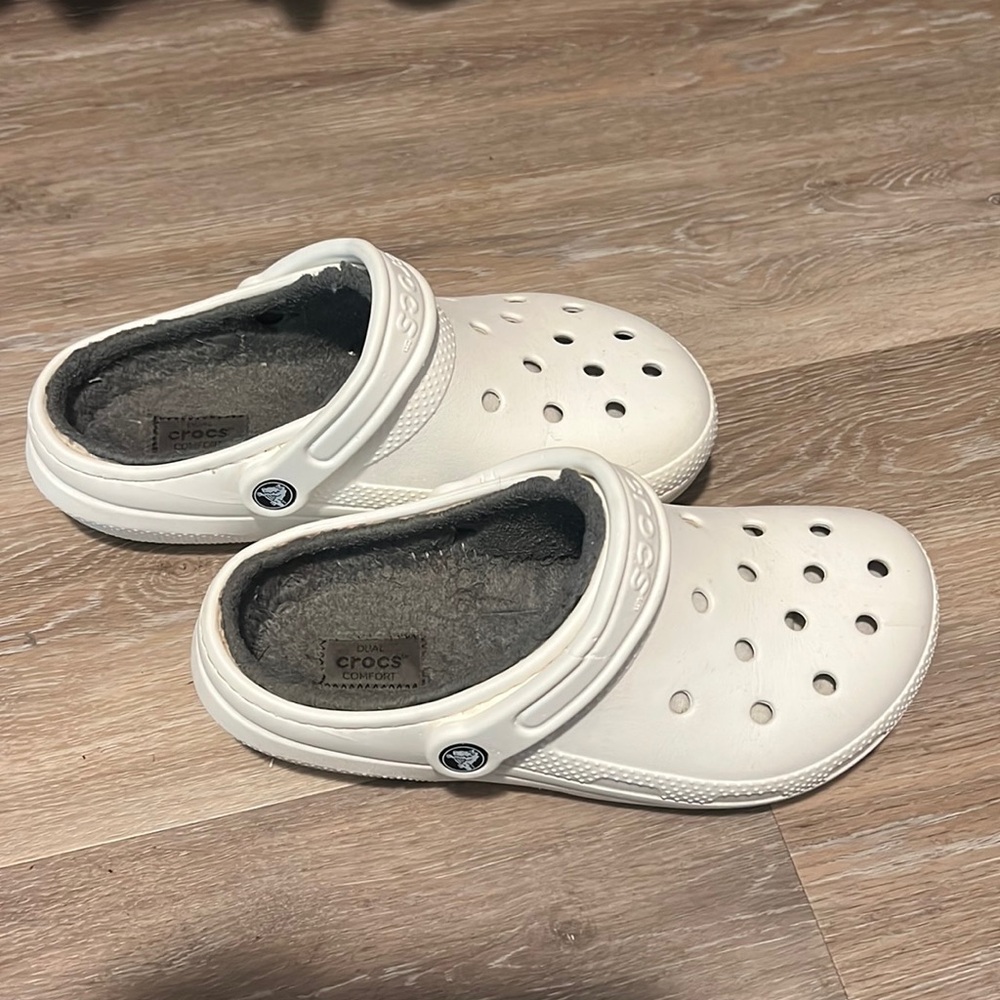 Women’s 7 white/grey fuzzy crocs